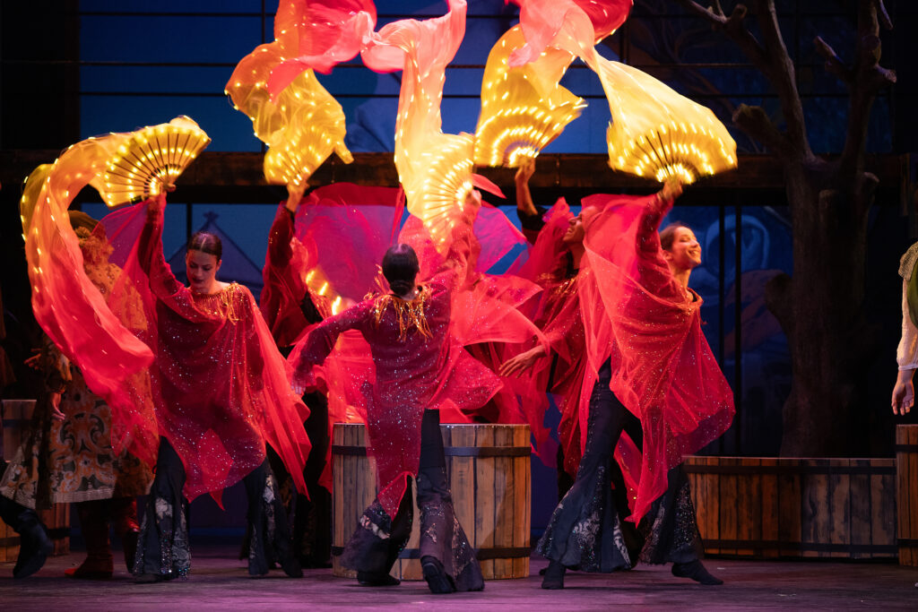 BOCCACCIO mit Miriam Lechlech (Dance Captain), Erick Aguirre, Blaž Cunk, Franziska Gaßmann, Sophie Flora und Martina Rudari (Copyright: Foto Hofer)