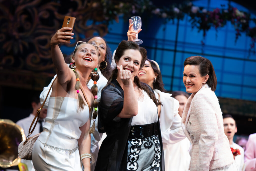 GRÄFIN MARIZA mit Bryony Dwyer, Claudia Goebl und Chor des Lehár Festivals (Copyright: Foto Hofer)