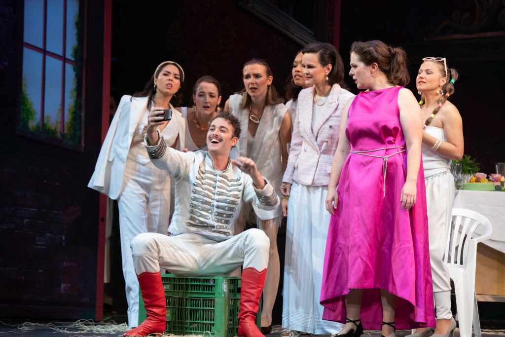 GRÄFIN MARIZA mit Lukas Karzel, Bryony Dwyer, Claudia Goebl und Chor des Lehár Festivals (Copyright: Foto Hofer)