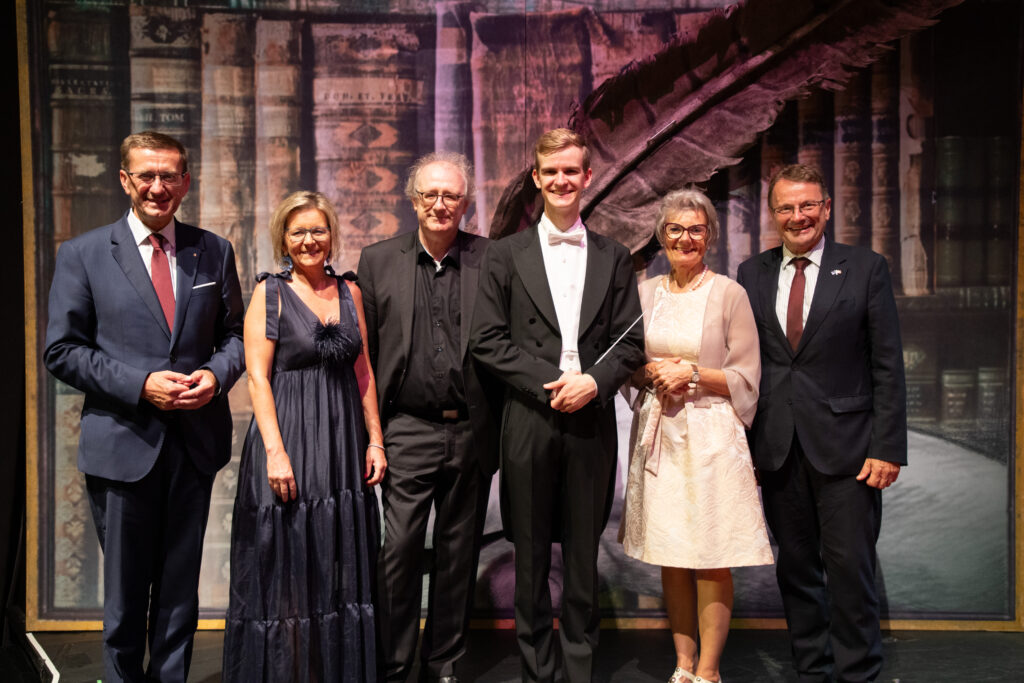 Landesrat Markus Achleitner, Ines Schiller, Thomas Enzinger, Matthias Achleitner, Brigitte Stumpner und Hannes Heide (Copyright: Foto Hofer)