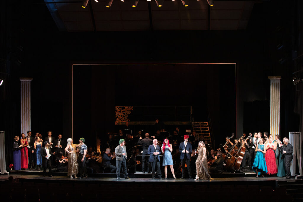 DER GÖTTERGATTE mit Matjaž Stopinšek, Cinzia Zanovello, Gerd Vogel, Lukas Karzel, Eva Schöler, Thomas Enzinger, Carina Tybjerg Madsen, Martin Lechleitner, Nina Jakovljević, Sorina Florina Neacșu, Fiona Mantovan, Chor des Lehár Festivals und dem Franz Lehár-Orchester (Copyright: Foto Hofer)